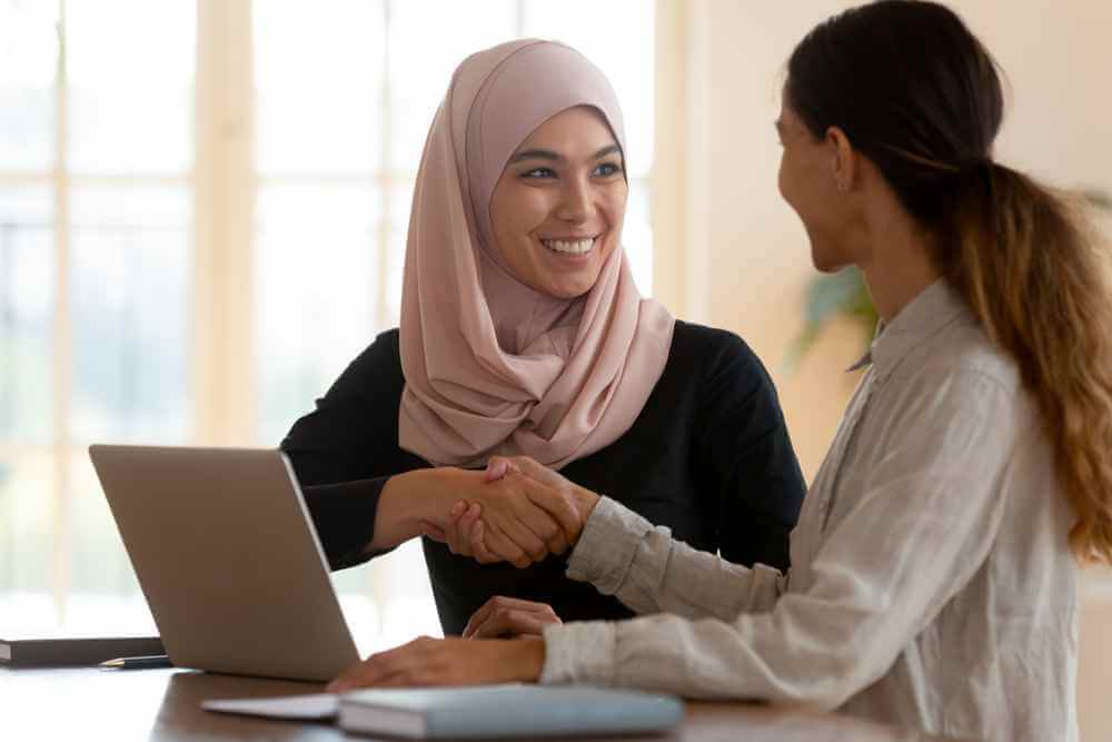 wanita hijab sedang melakukan persetujuan pinjaman bisnis dengan invoice financing