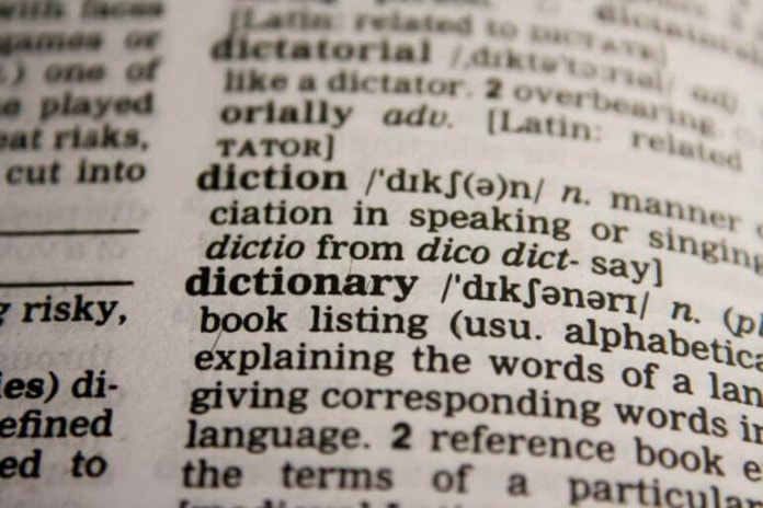 13 Tips Penting dan Mudah Diterapkan Agar Bisa Menguasai Bahasa Inggris - meningkatkan kosakata baru - kamus