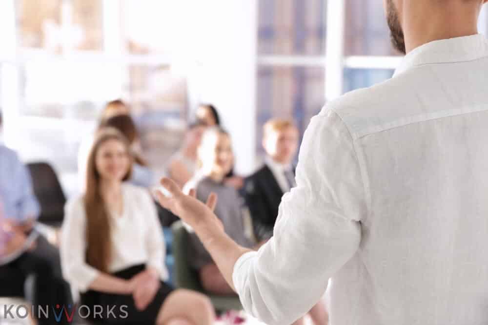 Perhatikan jeda saat berbicara presentasi yang baik - Merasa Diri Istimewa adalah Hal yang Berbahaya! Jangan Pernah Berpikir Seperti Ini - 6 Tips Sebelum Memulai Pidato di Hadapan Banyak Orang - seminar