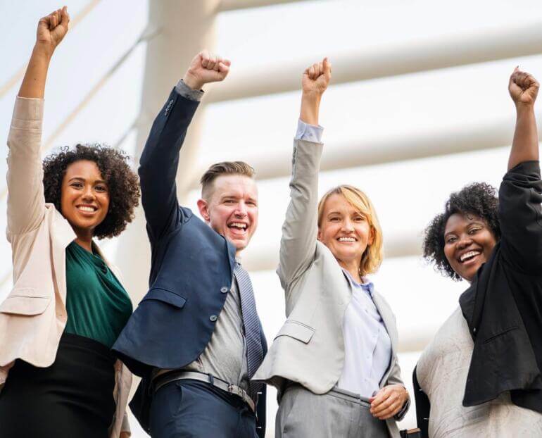 sukses - senang - bahagia - karyawan kantoran - pebisnis (9) - 4 Langkah Agar Mendapatkan Bantuan dari Orang Lain dengan Mudah - 5 Langkah untuk Mendukung Pertumbuhan Karier dan Hidup Anda - 6 Tanda Keberhasilan Hidup yang Membuktikan Anda Bisa Sukses