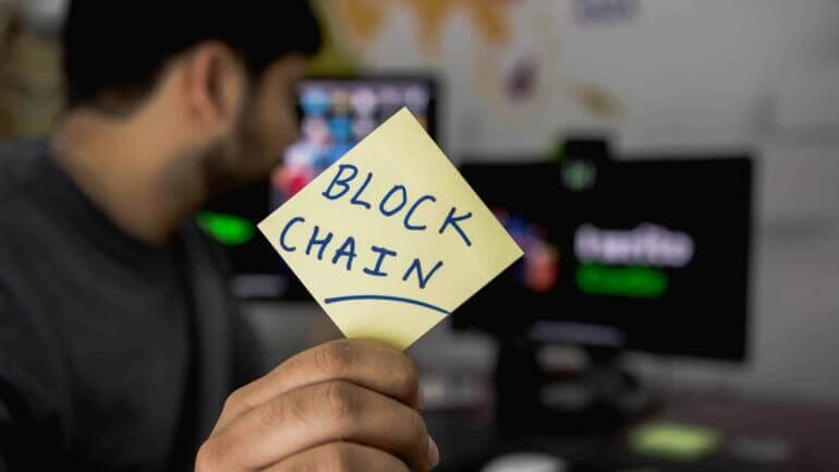 Seorang penambang kripto sedang menggunakan teknologi blockchain