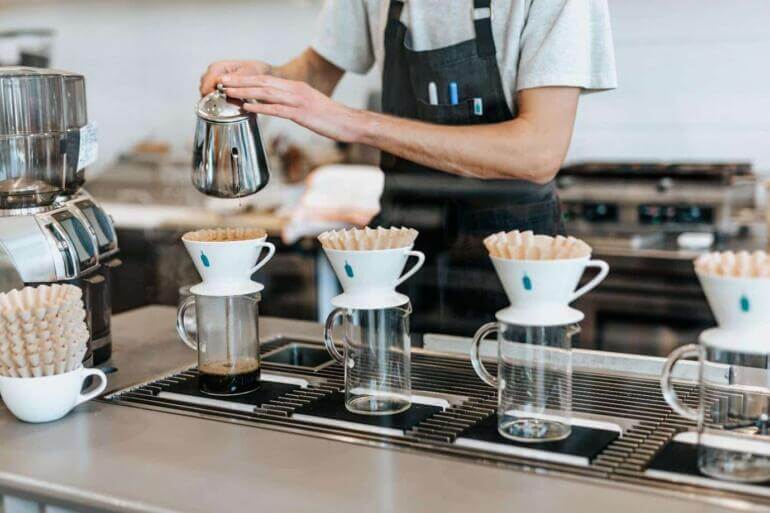 Barista sedang membuat kopi di coffee shop